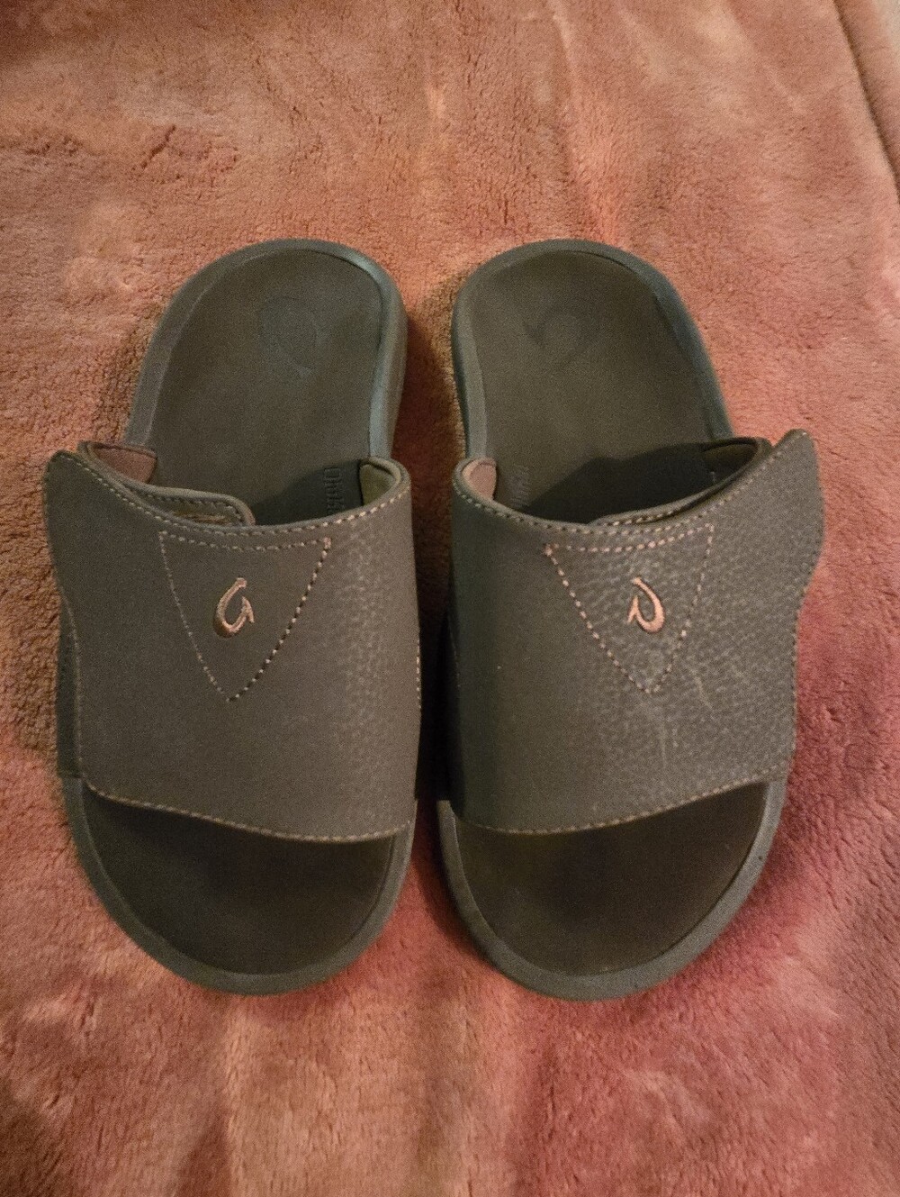 OLUKAI Navu Mens Slide Sandal in Dk. Java color (brown) Sz. 10 NWOT - Picture 2 of 4